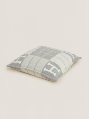 エルメス クッション アヴァロン・カブリオル メロン H103468M 02 クッション 《アヴァロンIII》 PM | Hermès - エルメス-公式サイト